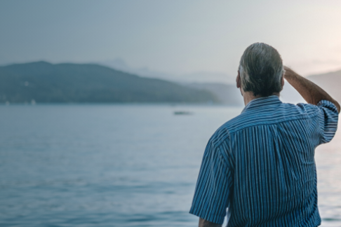 老人が遠くを見つめる画像